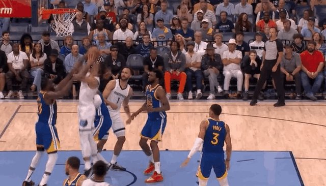 多次判罚引发争议 灰熊勇士的江湖恩怨未完待续